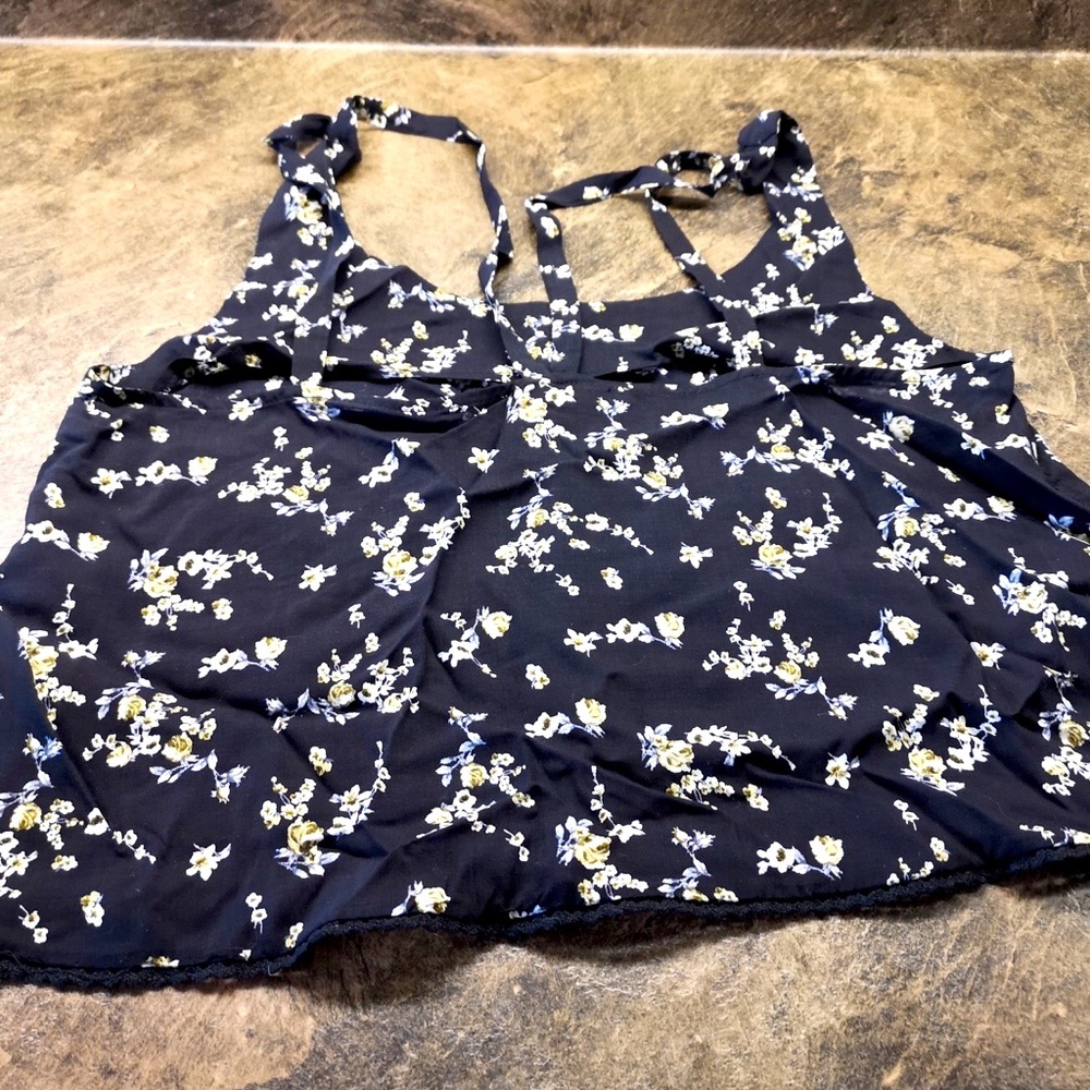 ⭐️5/$20 Pull & Bear floral springtime tank top with yellow flower pattern